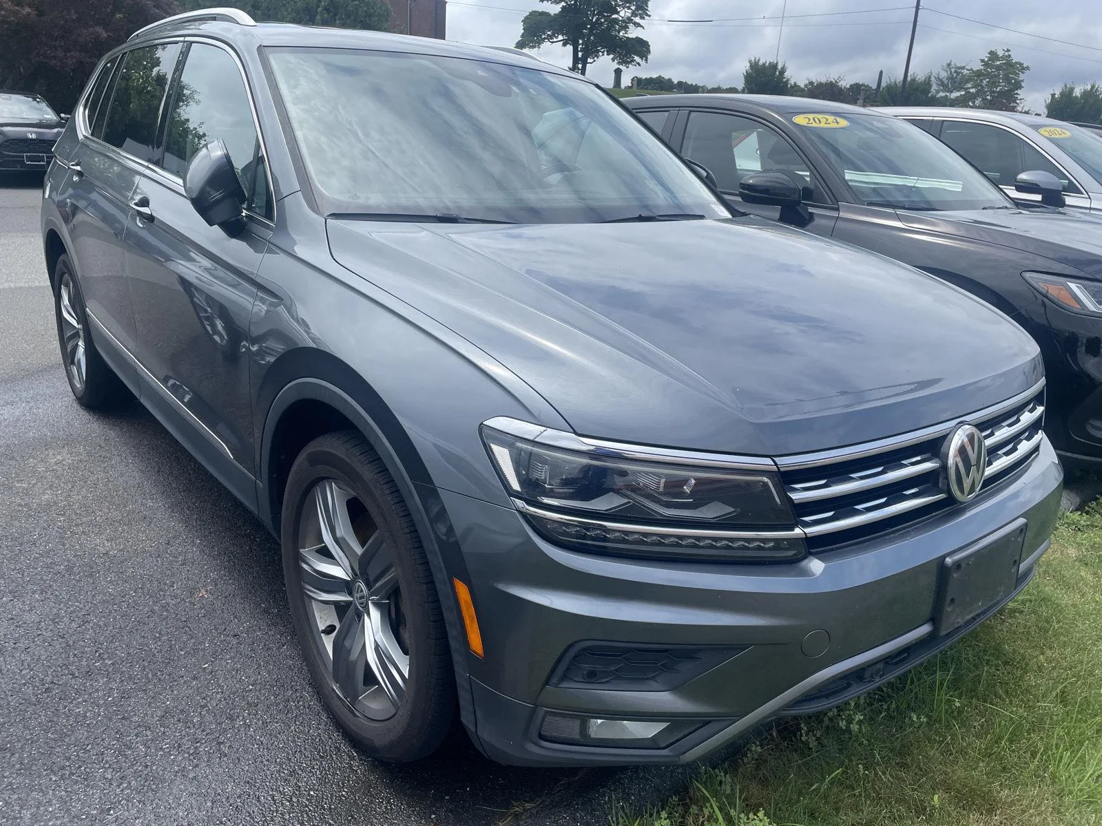 Used 2018 Platinum Gray Metallic Volkswagen SEL Premium image 1