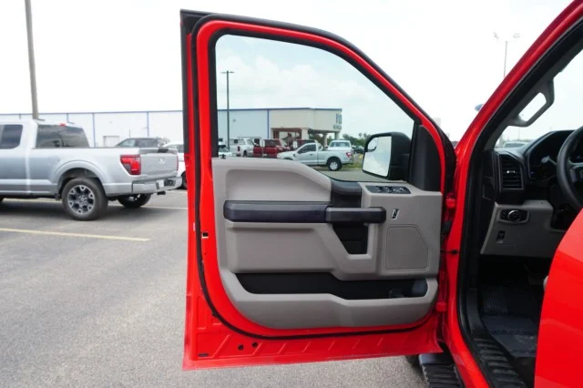 Used 2018  Ford XL image 9