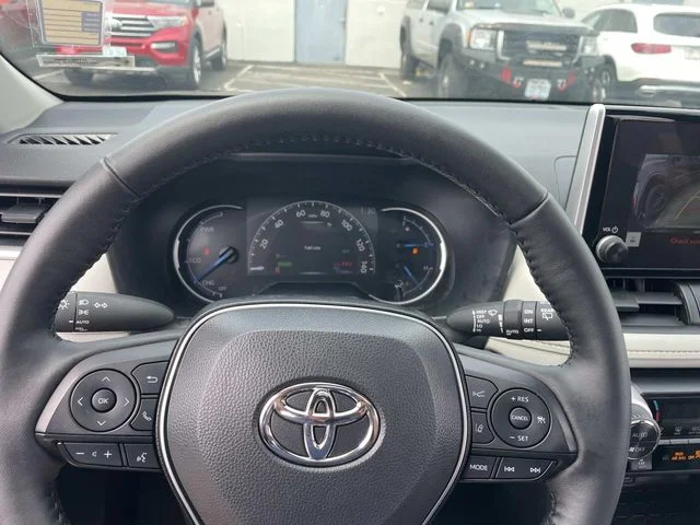 Certified Used 2025  Toyota XLE image 35