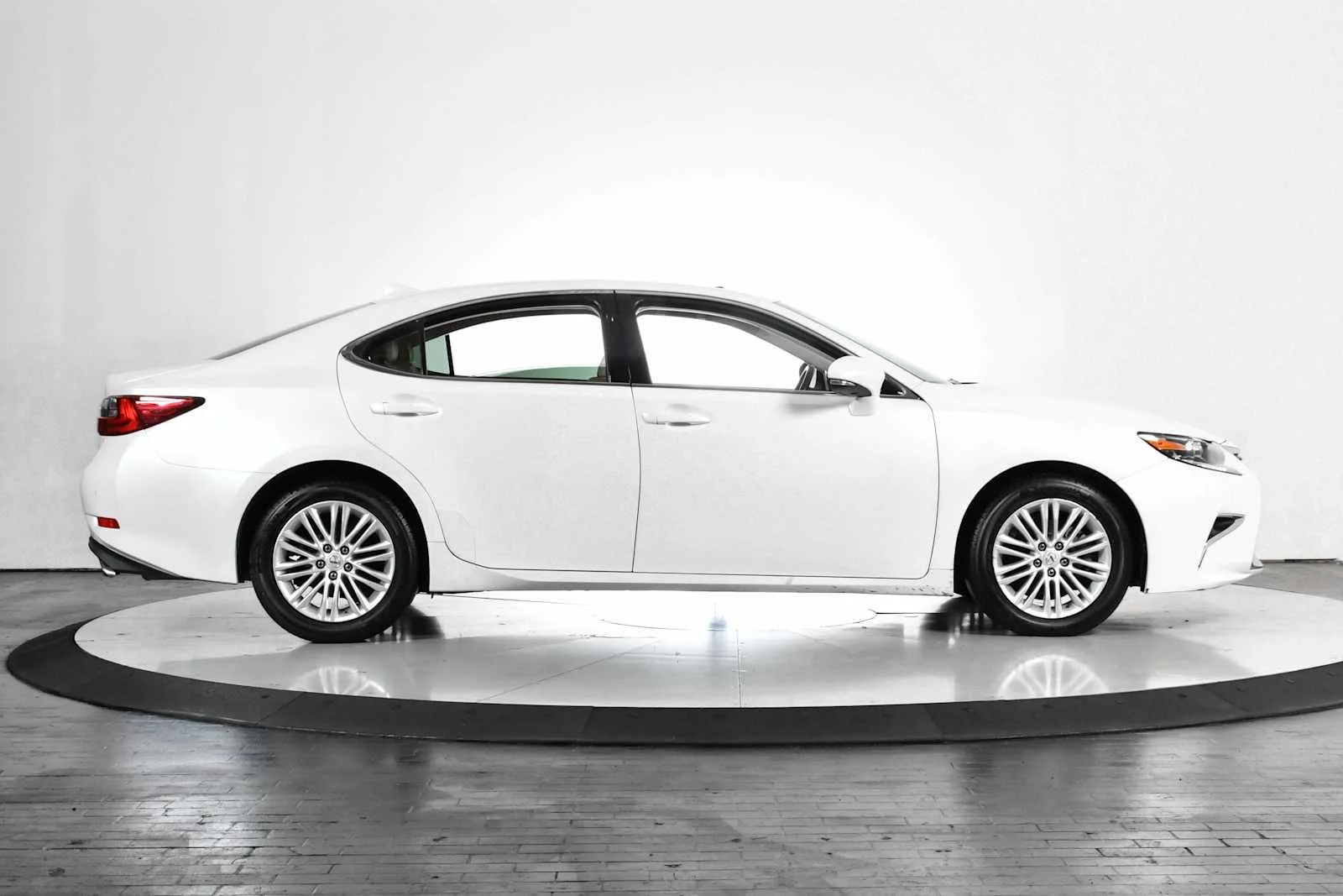 Used 2016 Eminent White Pearl Lexus  image 8
