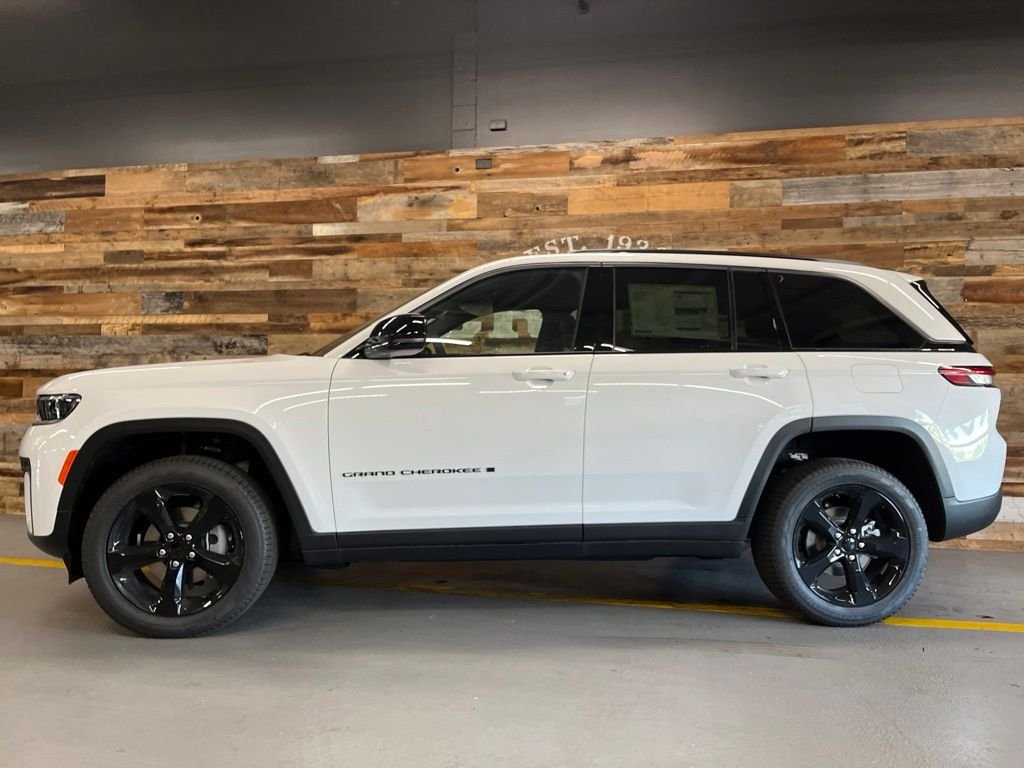 New 2026 Bright White Clear-Coat Exterior Paint Jeep Limited image 18