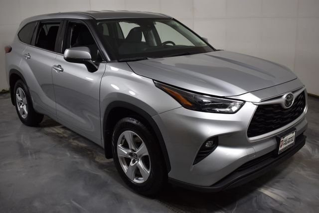 2022 Toyota Highlander LE - Photo 12