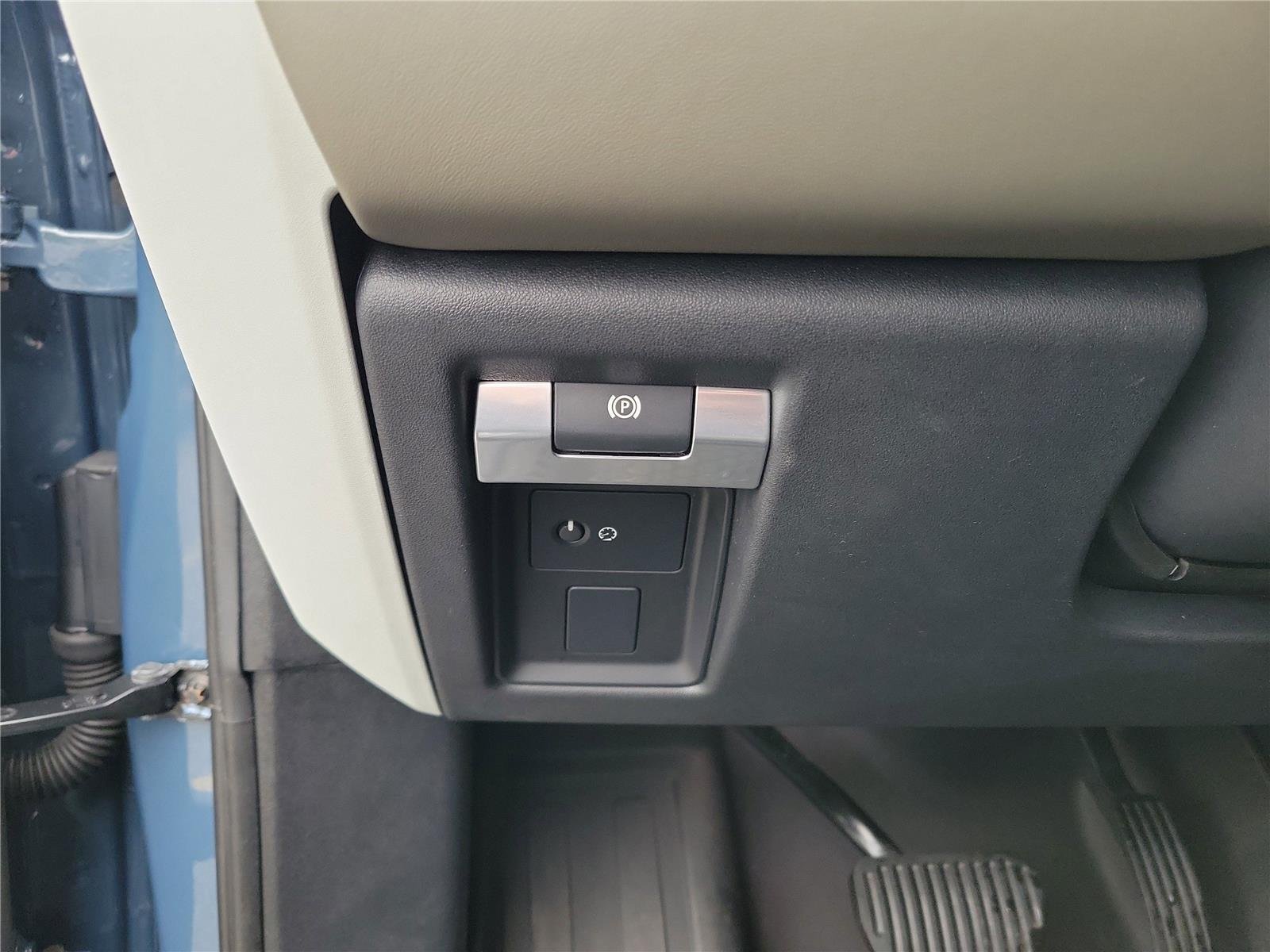 Used 2020 Fuji White Land Rover HSE image 16