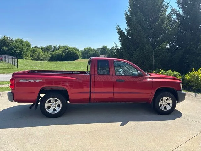 Used 2008 Red Dodge SXT image 32