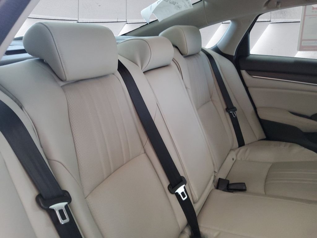 Used 2018  Honda Touring image 16