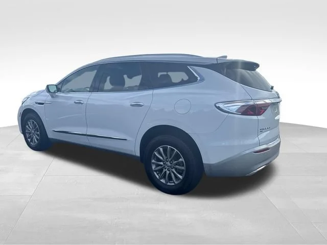 Used 2024 Summit White Buick Essence image 3