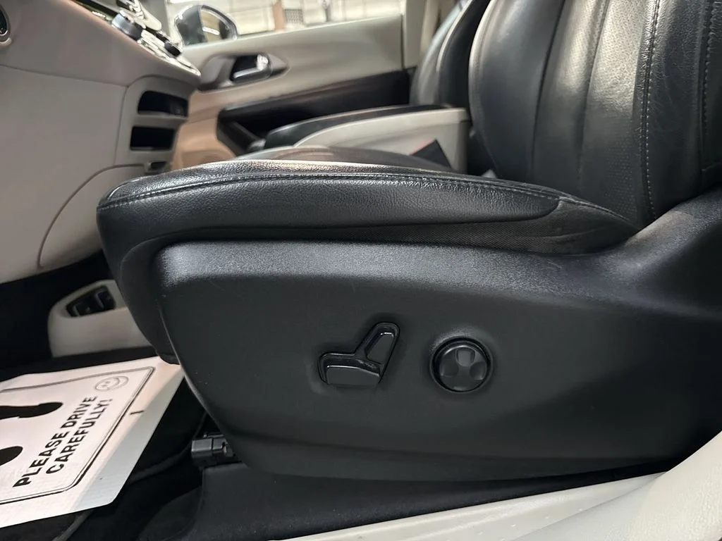 Used 2020 Crystal Metallic Chrysler Touring L image 13