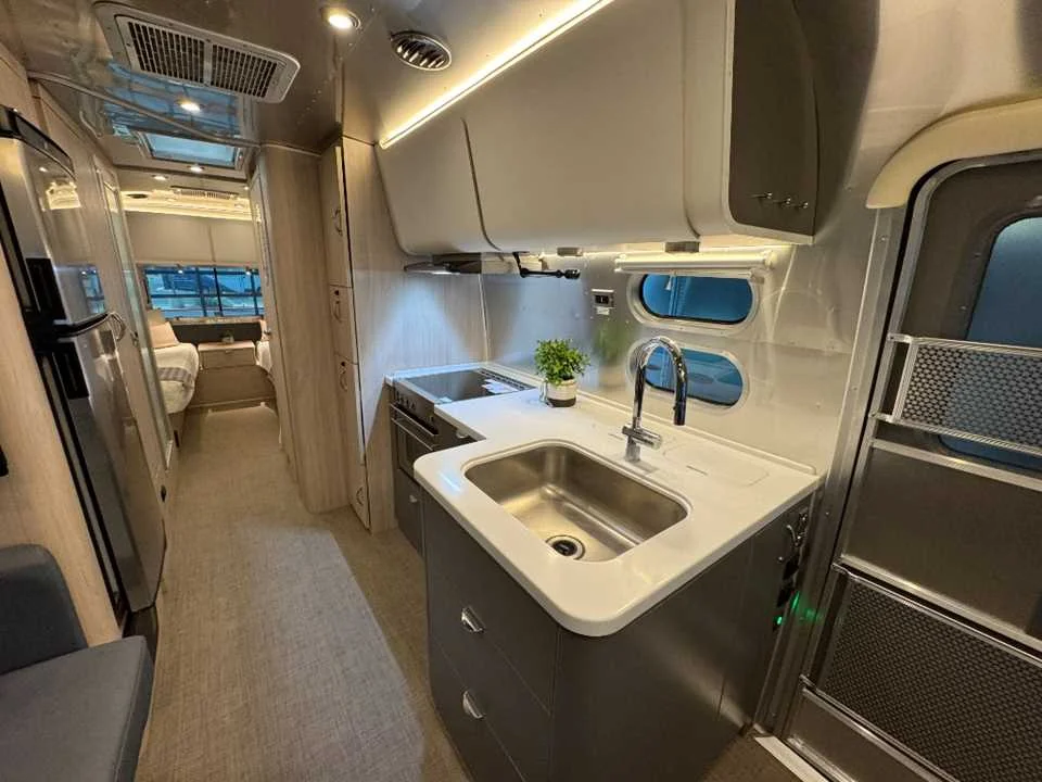 Used 2024 SILVER AIRSTREAM  image 18