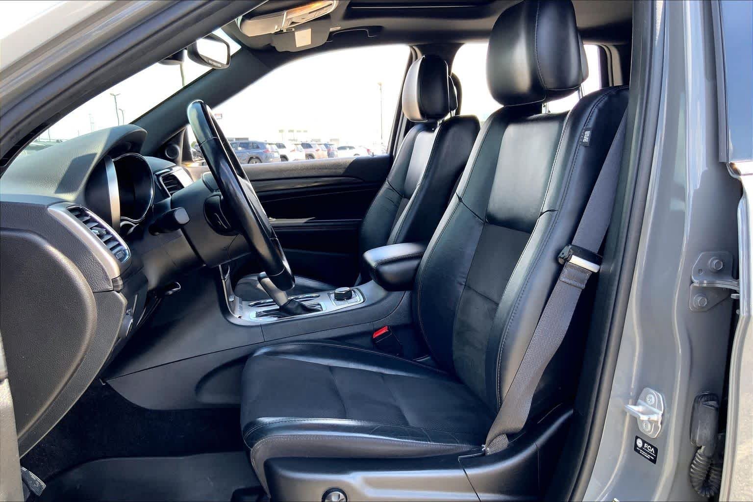 Used 2022 Sting-Gray Clearcoat Jeep Laredo X image 8