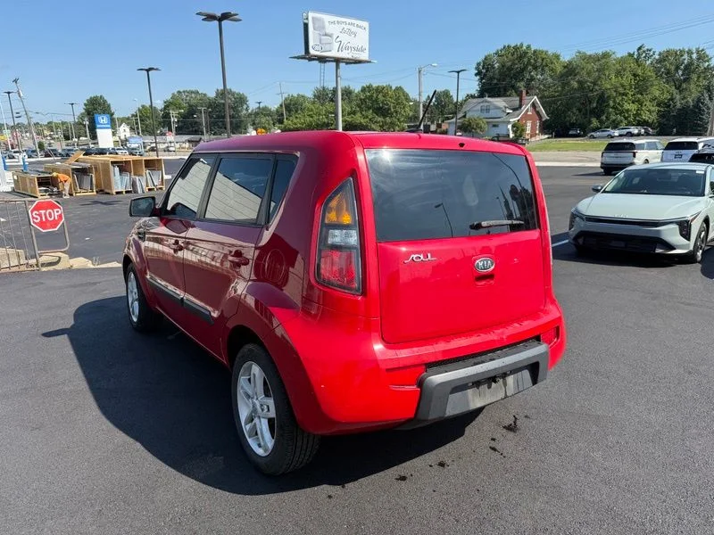 Used 2011 Red Kia Plus image 6