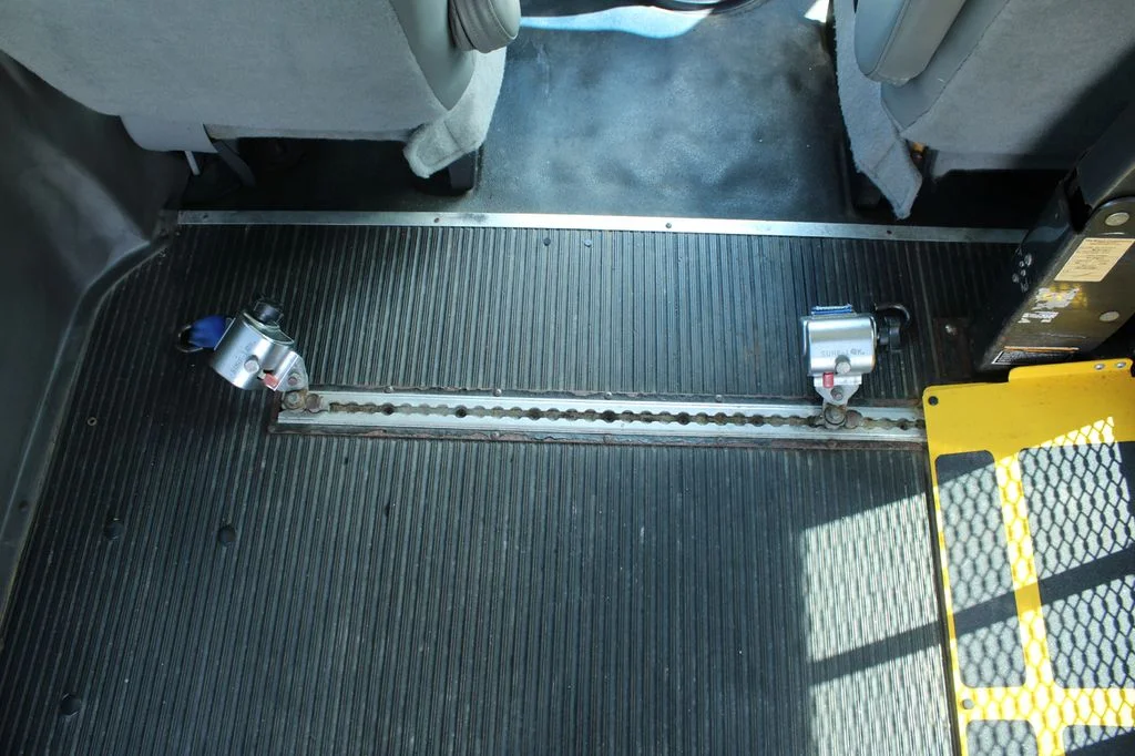 Used 2007 White Ford Commercial image 15