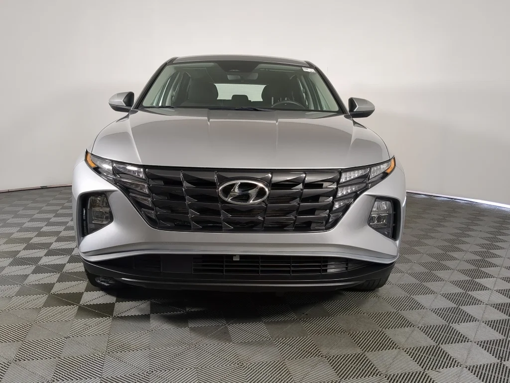 Used 2023 Silver Hyundai SE image 4