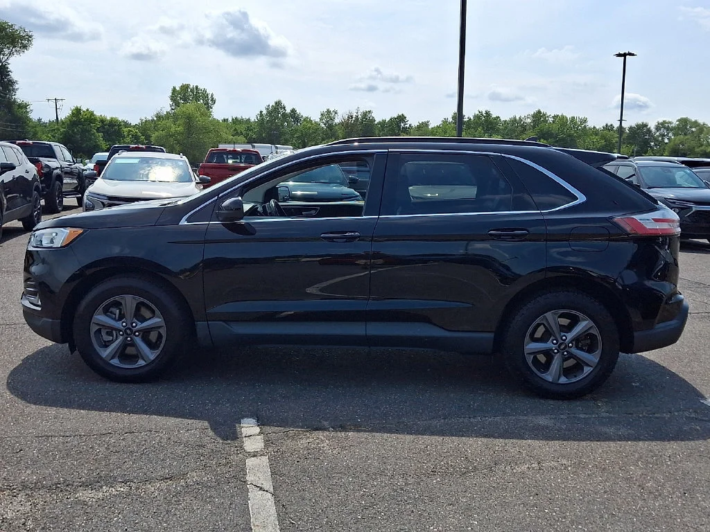 Used 2022 Black Ford SEL image 7