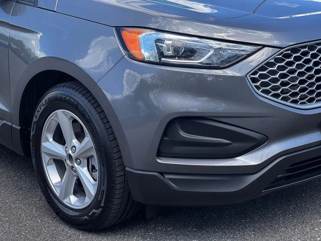 Used 2023  Ford SE image 5
