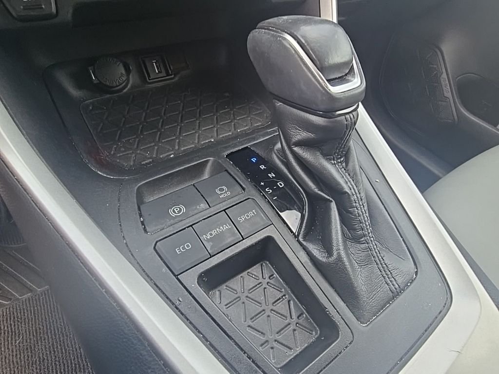 Used 2020  Toyota XLE Premium image 16
