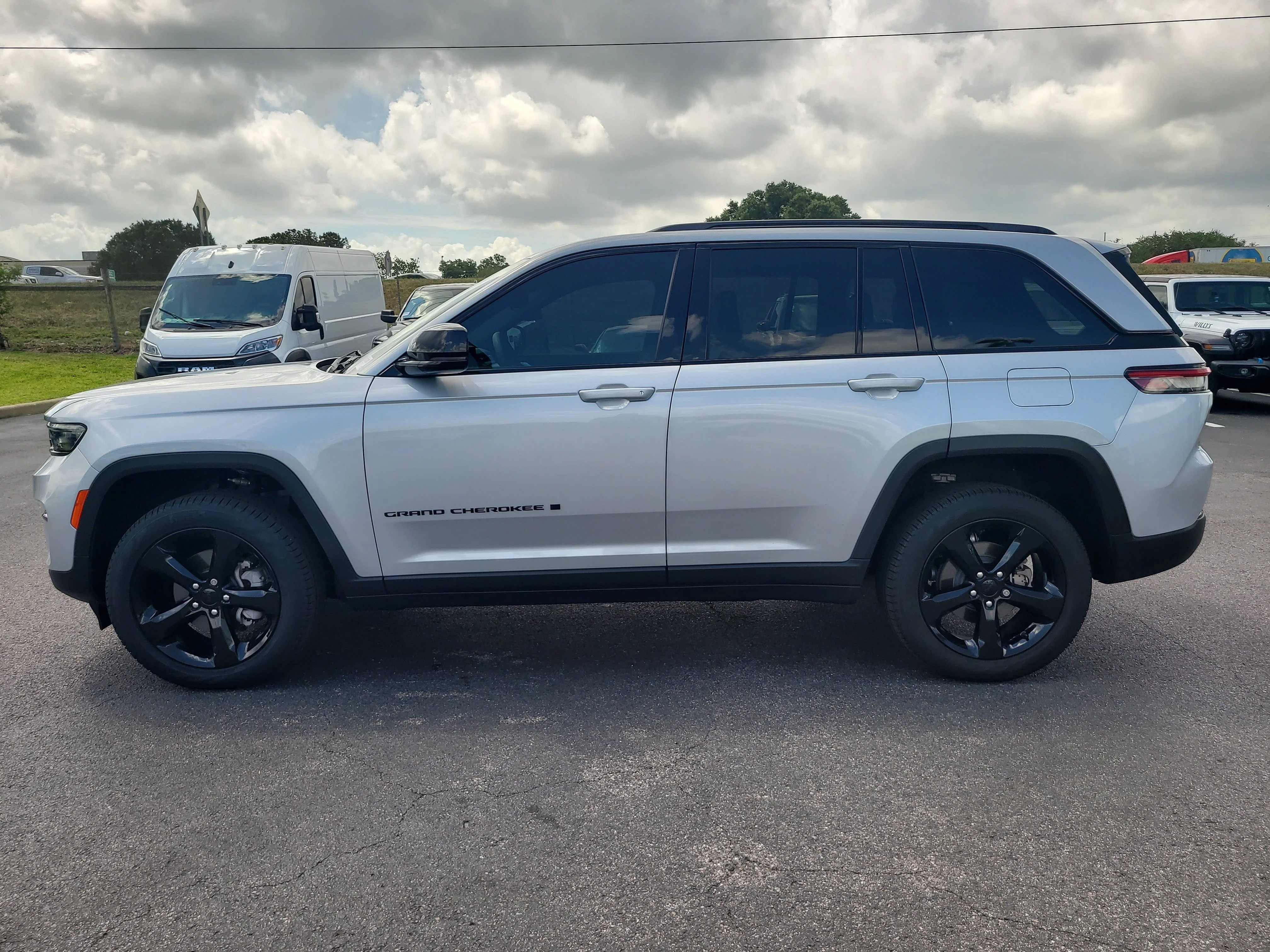 Used 2024 Silver Zynith Jeep Limited image 7