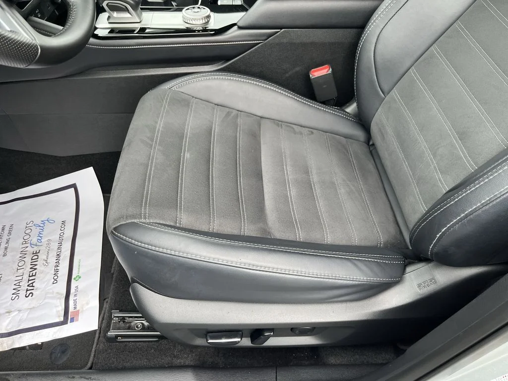 Used 2025 Silver Mitsubishi SE image 12