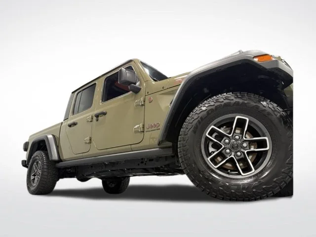 Used 2025  Jeep Mojave image 2