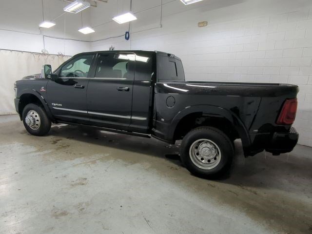 New 2026 Diamond Black Crystal Pearl-Coat Exterior Paint RAM Limited image 7