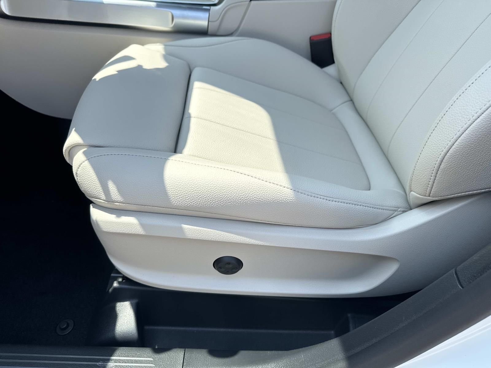 New 2026 White Mercedes-Benz GLB 250 image 10