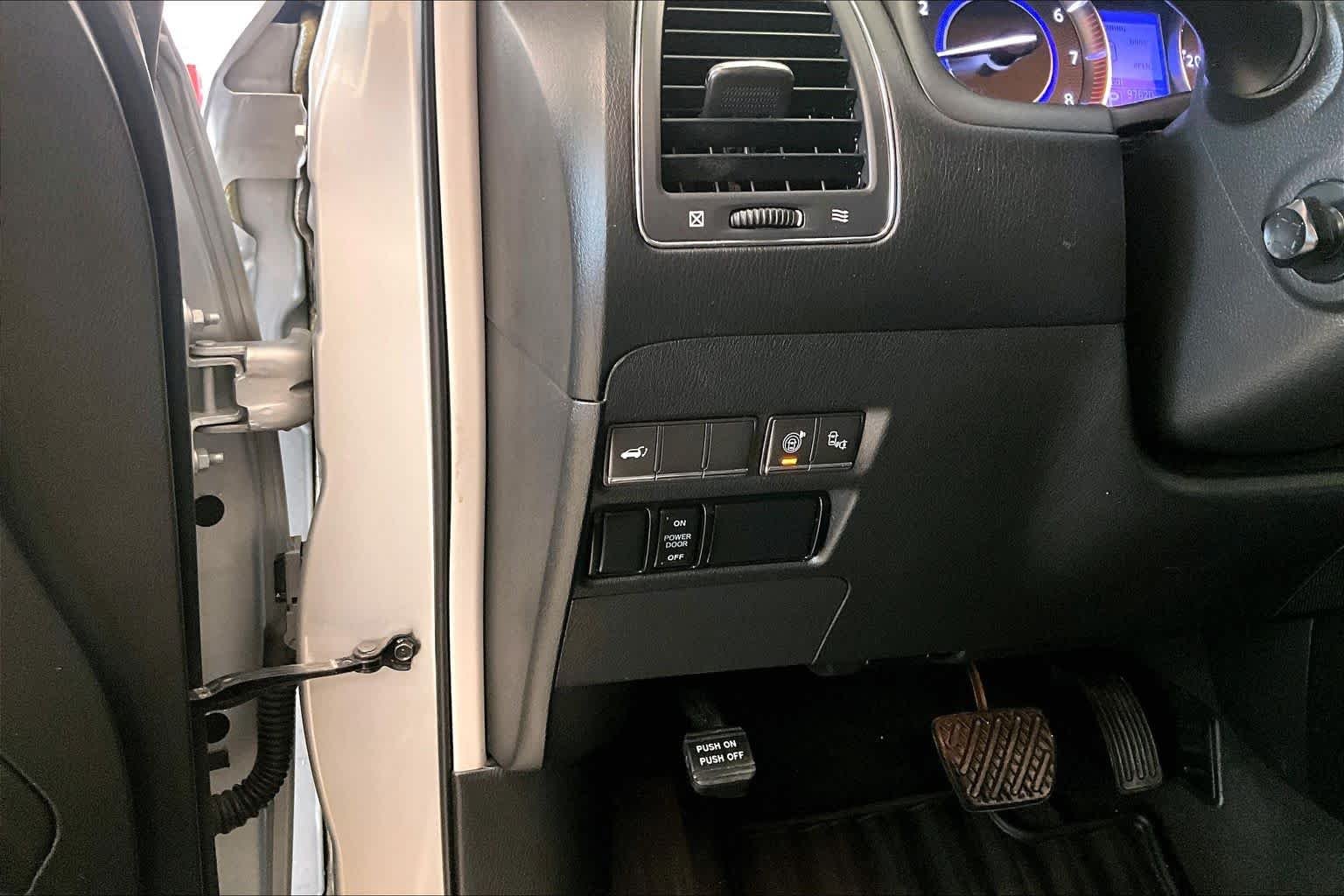 Used 2017 Liquid Platinum INFINITI  image 30
