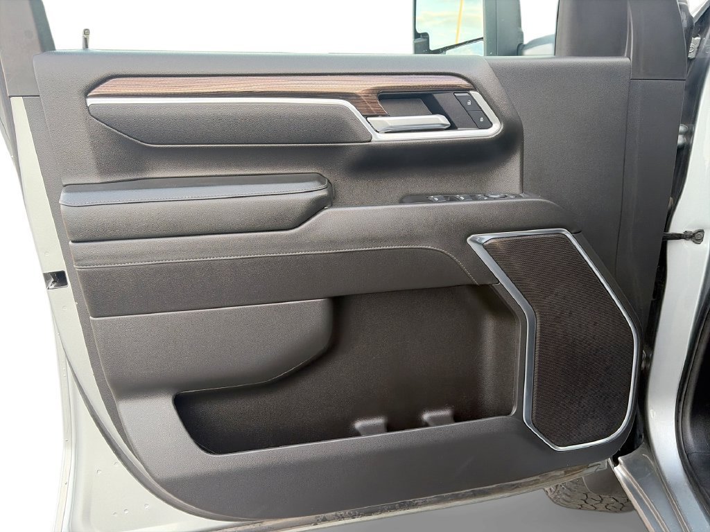 Used 2025 Sterling Gray Metallic Chevrolet LT image 23