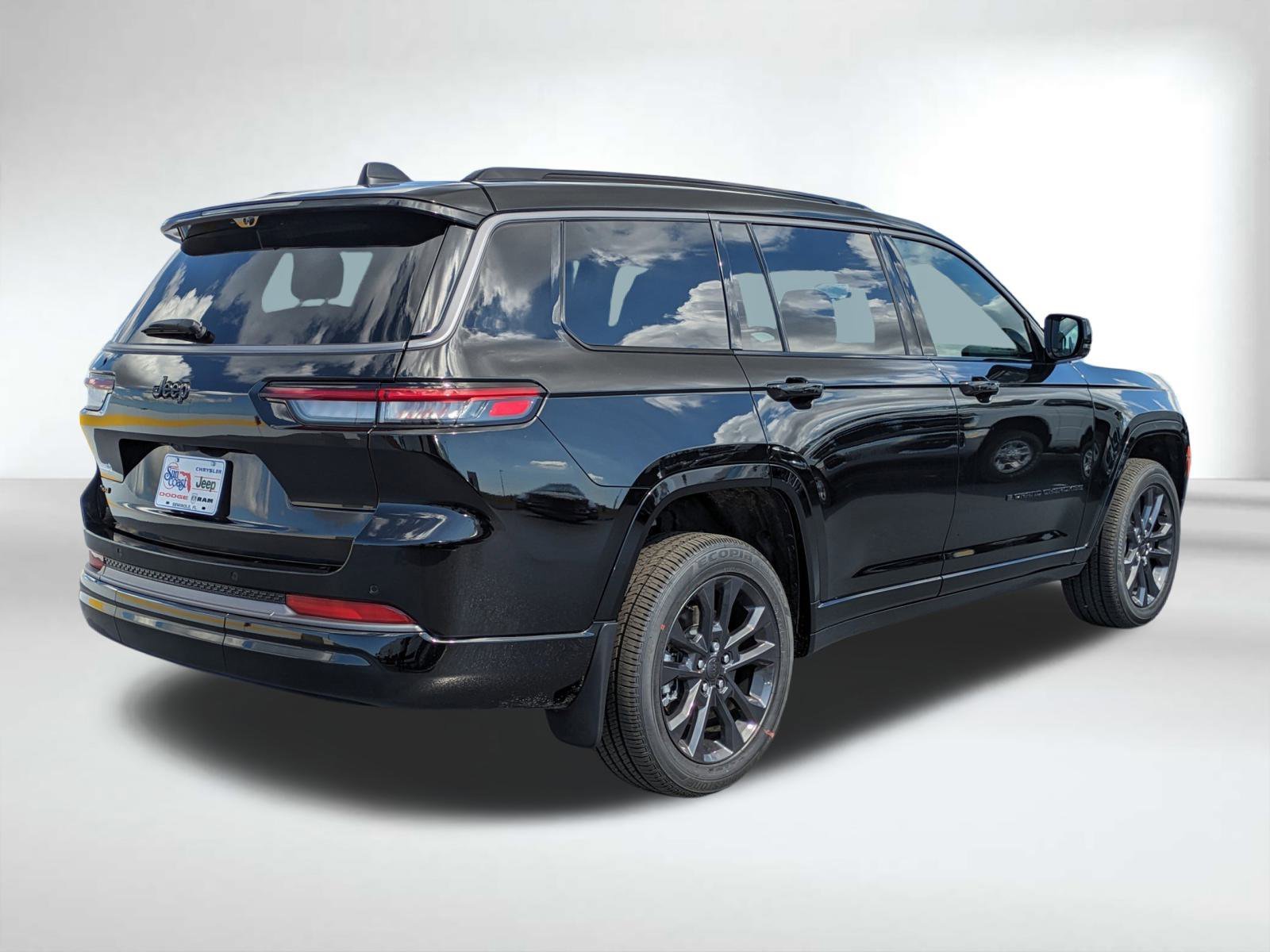 New 2026 Diamond Black Crystal Pearl-Coat Exterior Paint Jeep Limited image 4