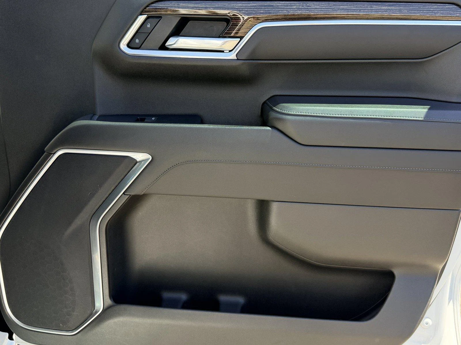 Used 2022 Summit White GMC Elevation image 9