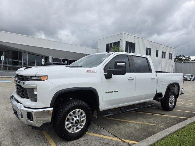 Used 2024 Summit White Chevrolet LT image 9