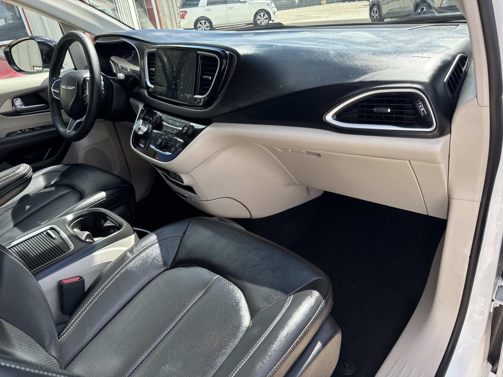 Used 2024 Bright White Clearcoat Chrysler Touring L image 12