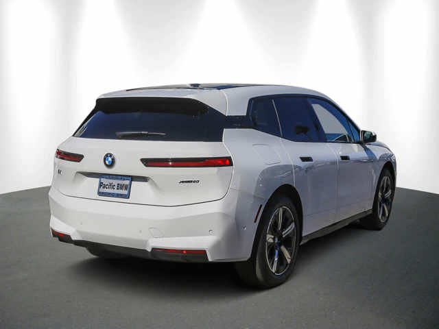 Used 2026 Alpine White BMW xDrive60 image 6