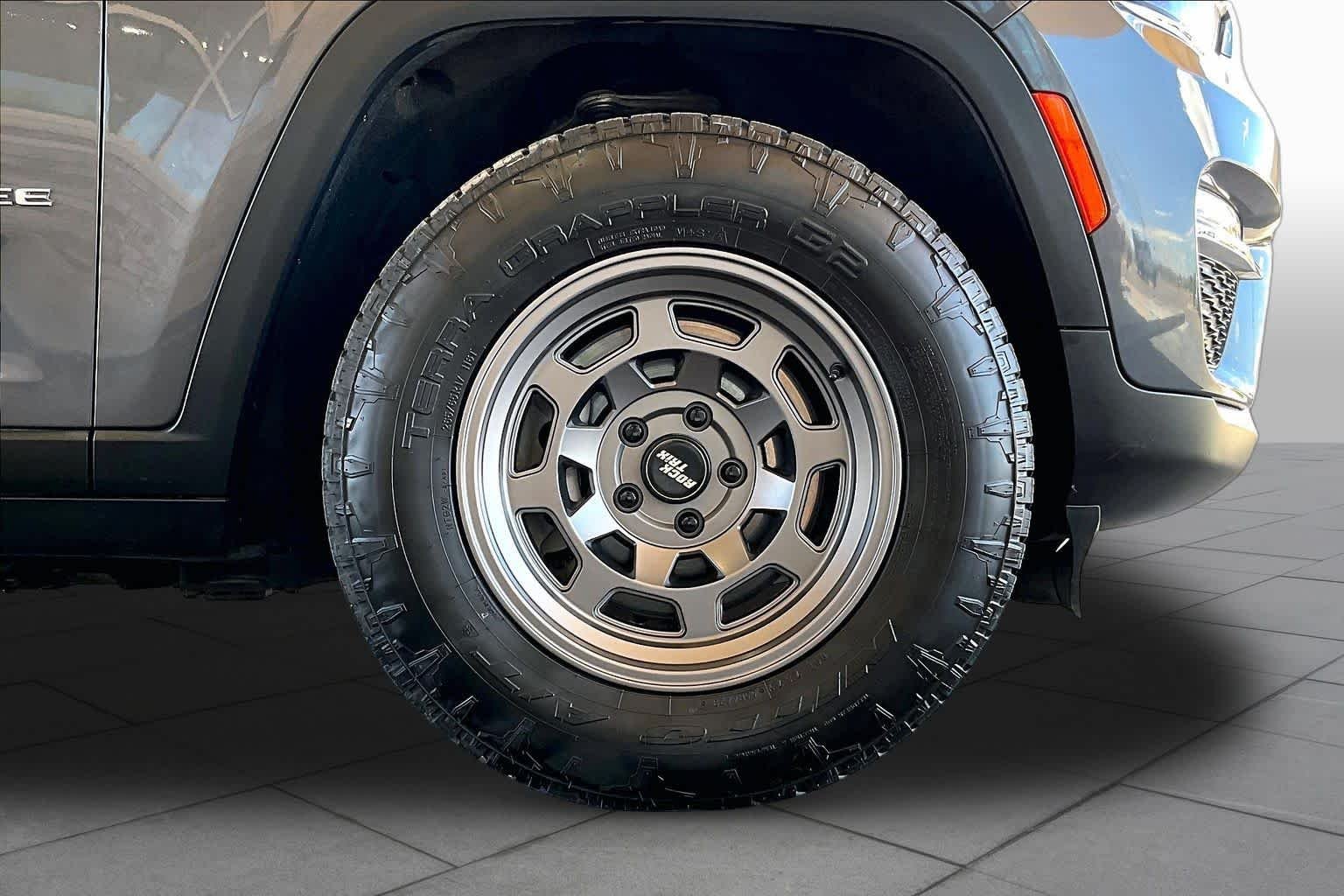 Used 2024 Baltic Gray Metallic Clearcoat Jeep  image 11