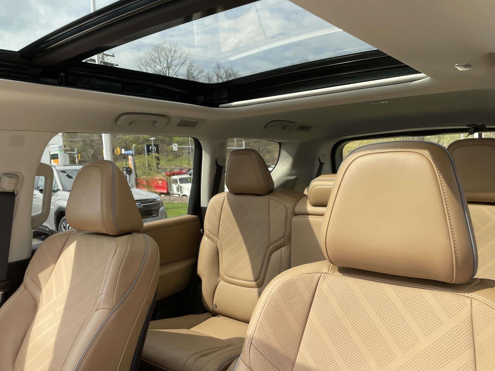 New 2026 Radiant White INFINITI LUXE image 5