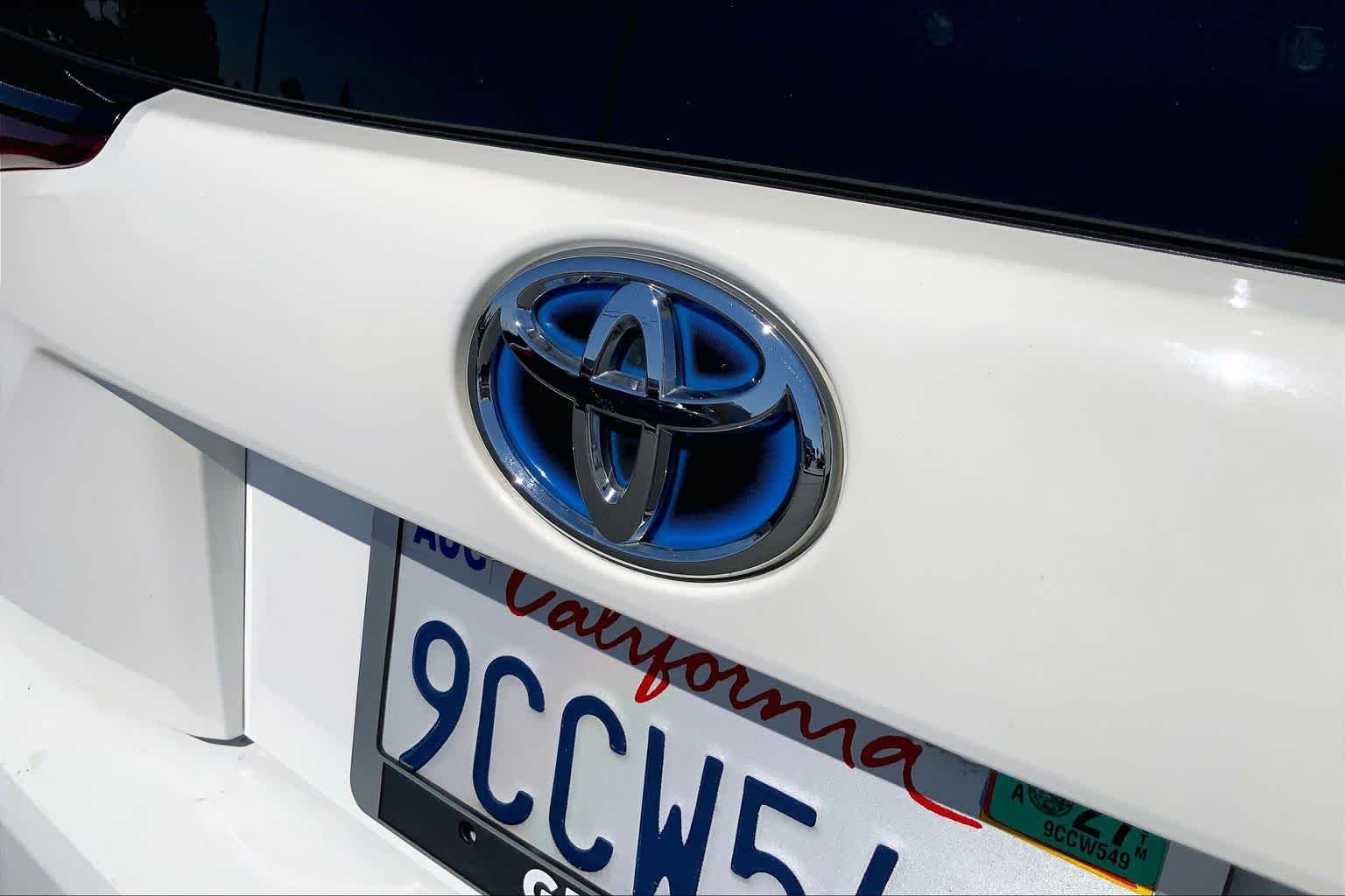 Used 2022 White Toyota LE image 30