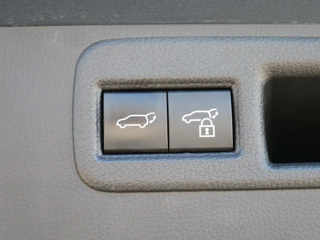 2024 Toyota Venza LE - Photo 13