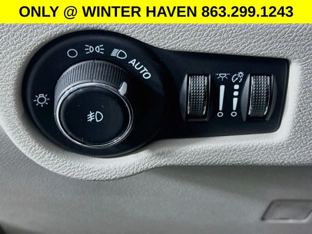 Used 2023 White Chrysler Touring L image 10