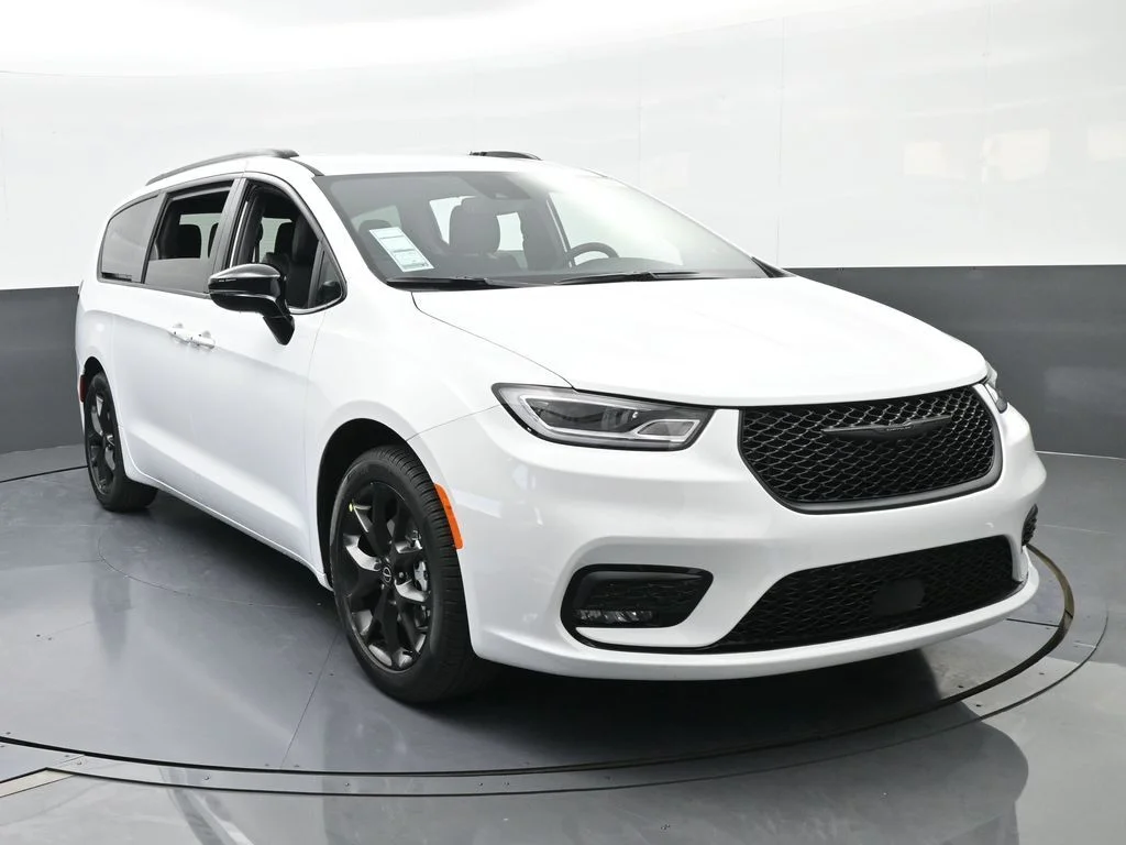 New 2026 Bright White Clear-Coat Exterior Paint Chrysler Select image 9