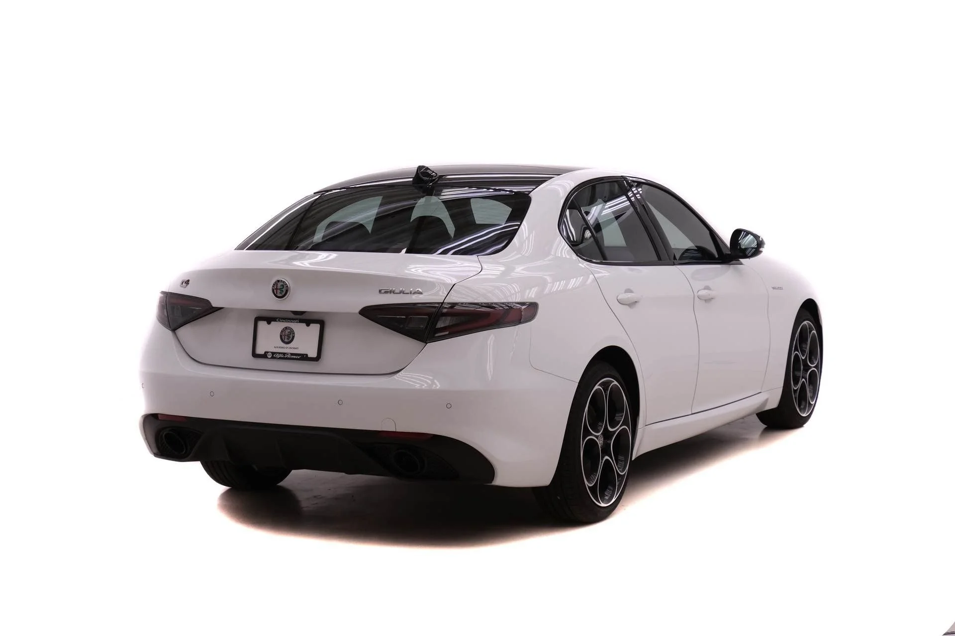 New 2025 Milano White Exterior Paint Alfa Romeo Base image 4