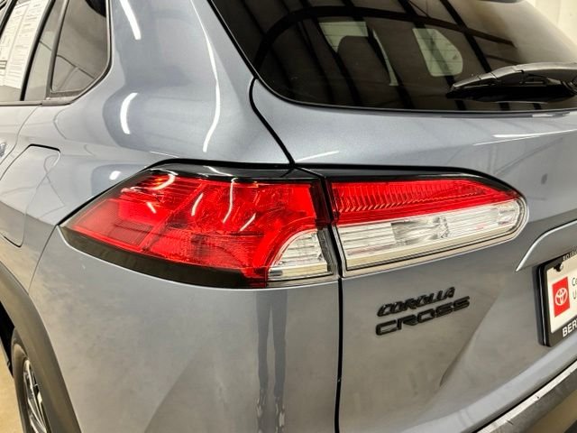 Used 2024  Toyota Hybrid SE image 8