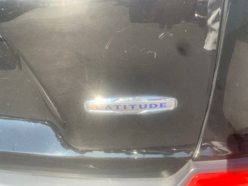 Used 2019 Diamond Black Crystal Pearlcoat Jeep Latitude image 6