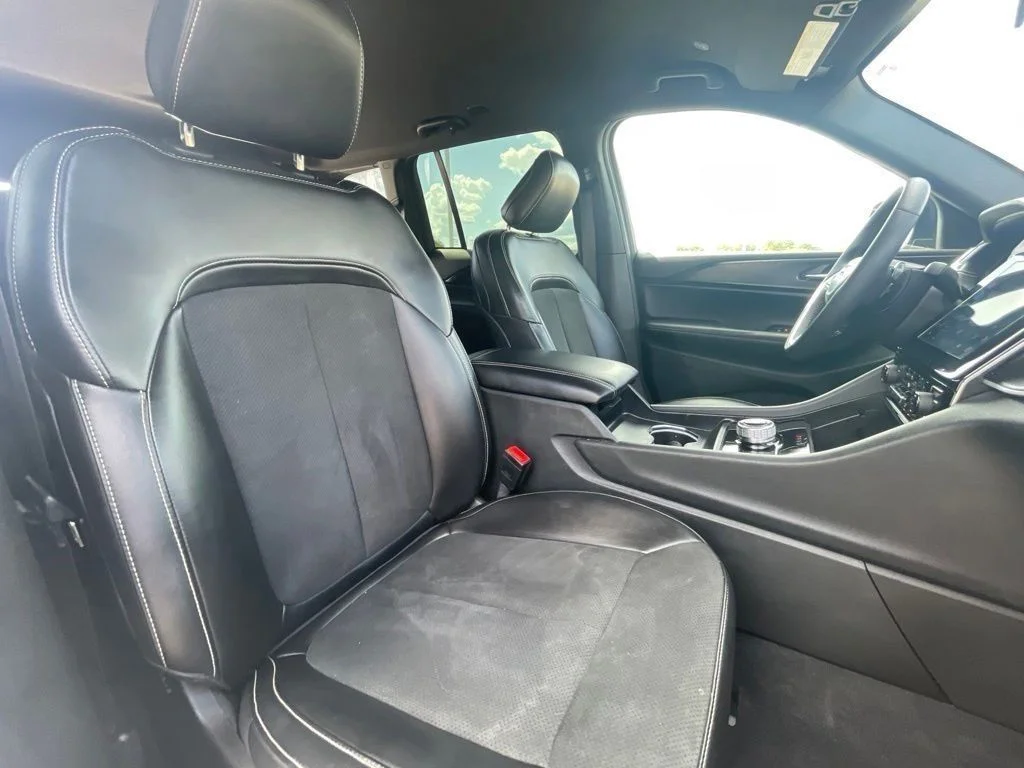 Used 2025 Silver Jeep Altitude image 10