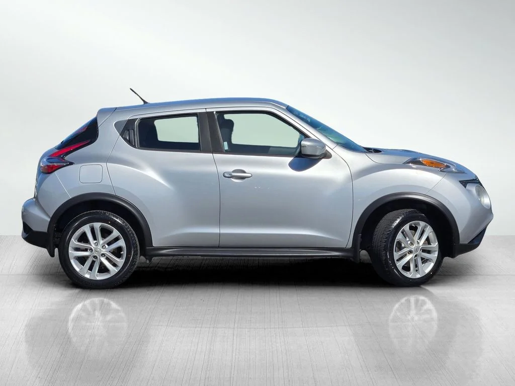 Used 2016 Silver Nissan S image 3