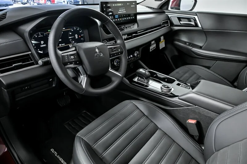2025 Mitsubishi Outlander SE - Photo 11