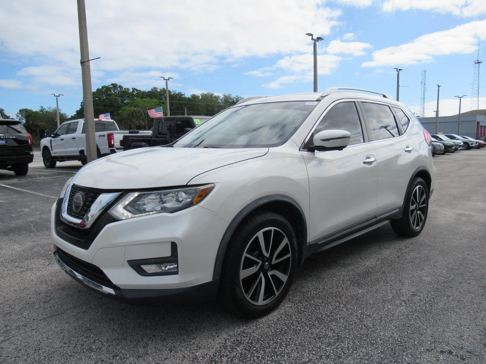 Used 2018 White Nissan SL image 3