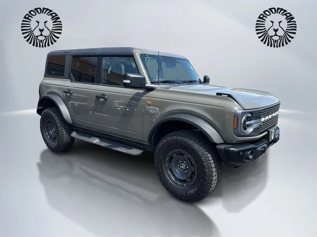Used 2025 Gray Ford Badlands image 3