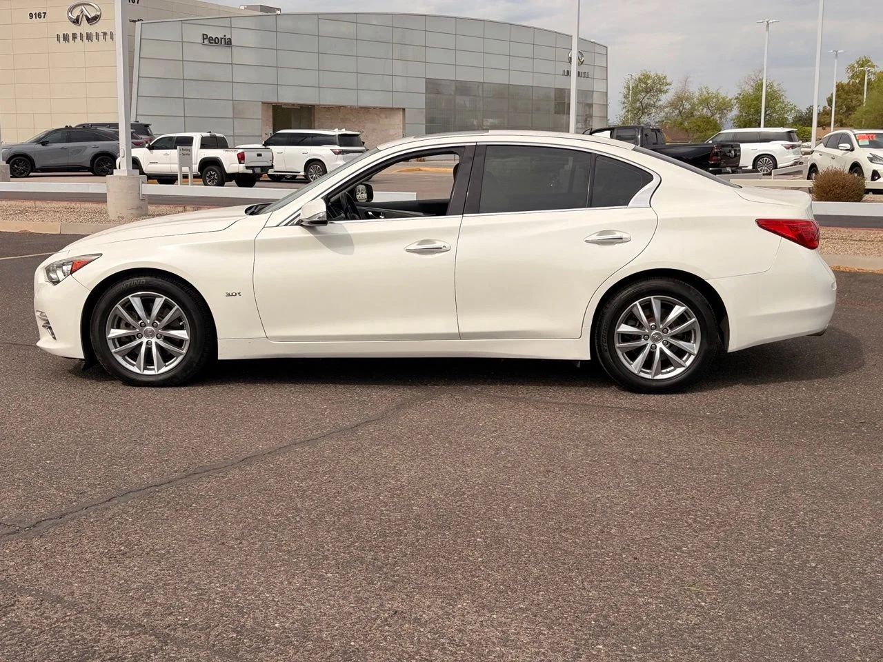 Used 2016 Majestic White INFINITI 3.0t Premium image 2