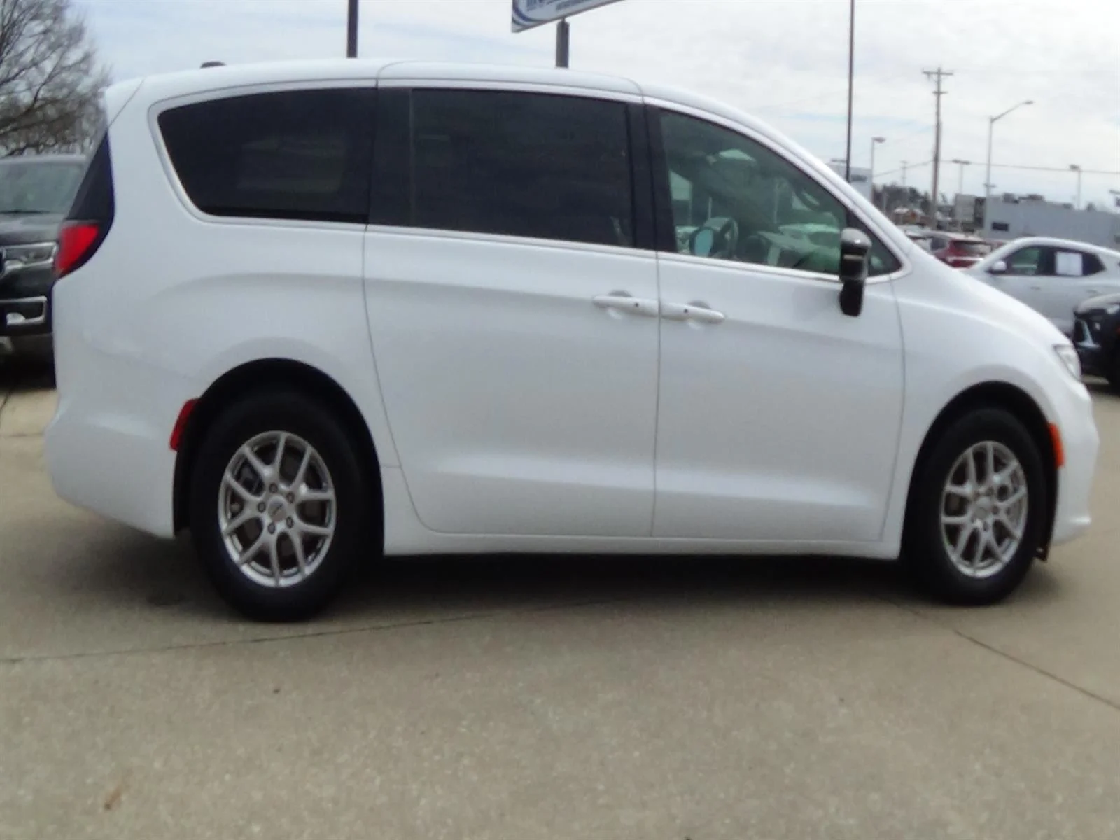 Used 2025 Bright White Clear Coat Chrysler Select image 5