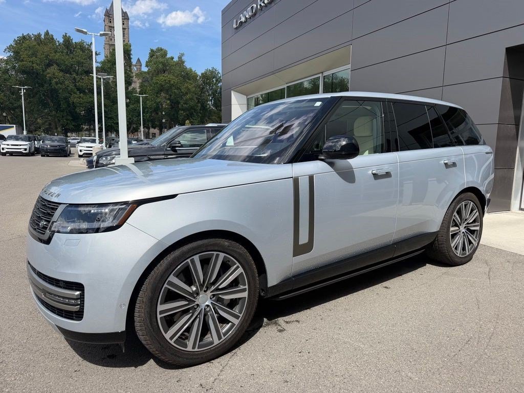 Used 2023 Hakuba Silver Metallic Land Rover SE image 8