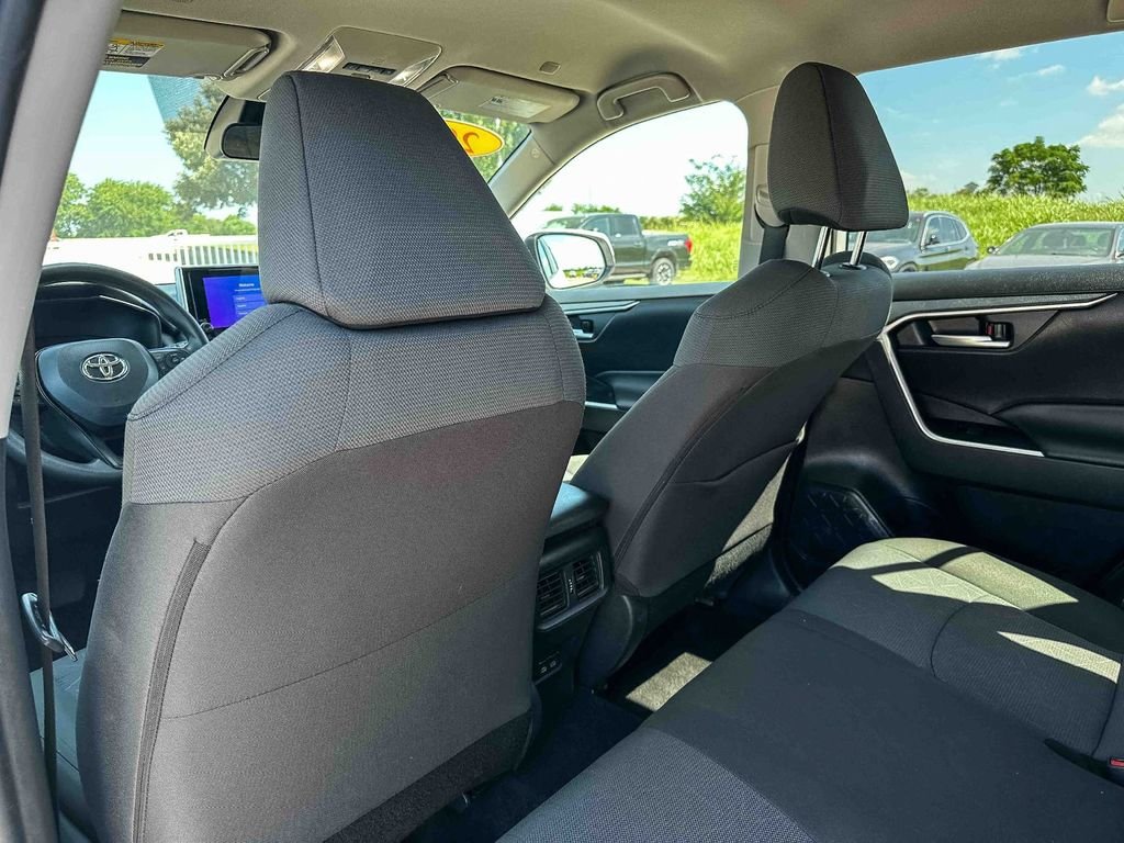 2025 Toyota RAV4 XLE - Photo 17