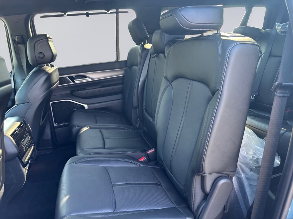 New 2026 Steel Blue Exterior Paint Jeep Limited Reserve image 17